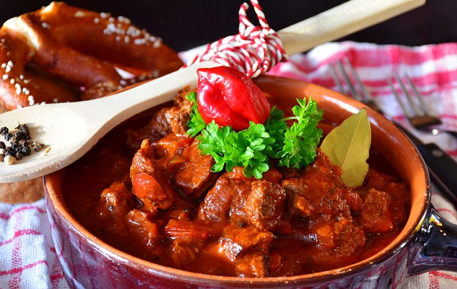 Gulasch con polenta, locale pieno